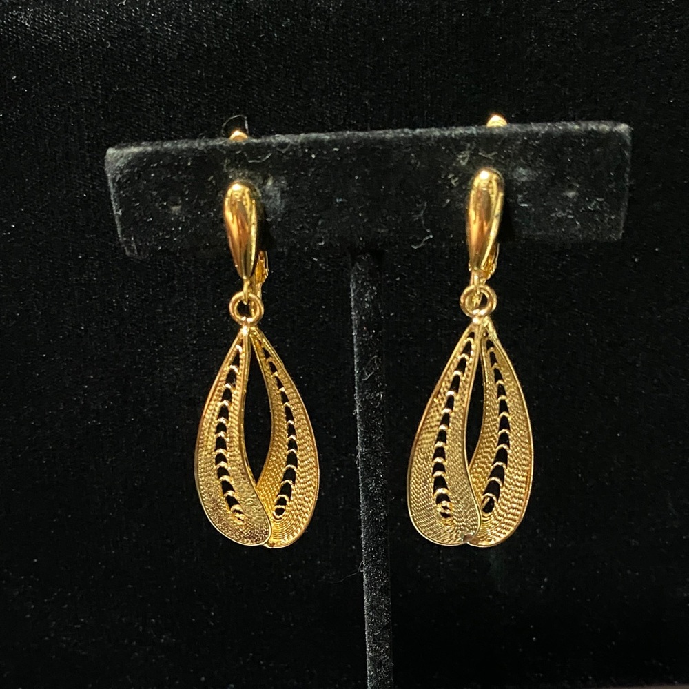 Trifari vintage gold tone dangling clip on earrings